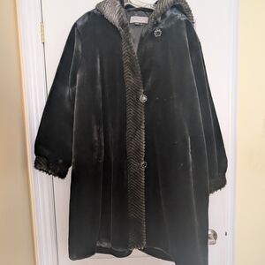 Luxurious Black Coat with Faux Fur Trim
